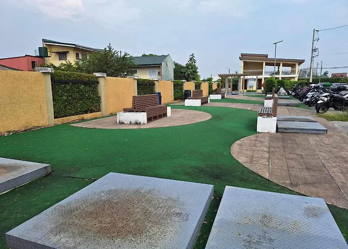 Coho The Hermosa - Staycation Unit And Balcony View With Swimming Pool And Open Court Access Manilla