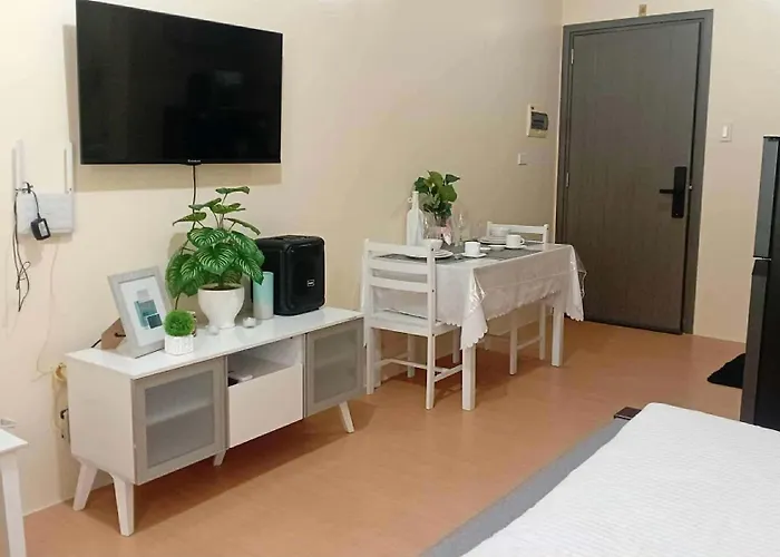 Coho The Hermosa - Staycation Unit And Balcony View With Swimming Pool And Open Court Access